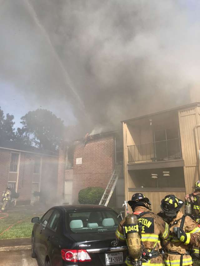 You are currently viewing Apartment fire in Houston displaces 10 families