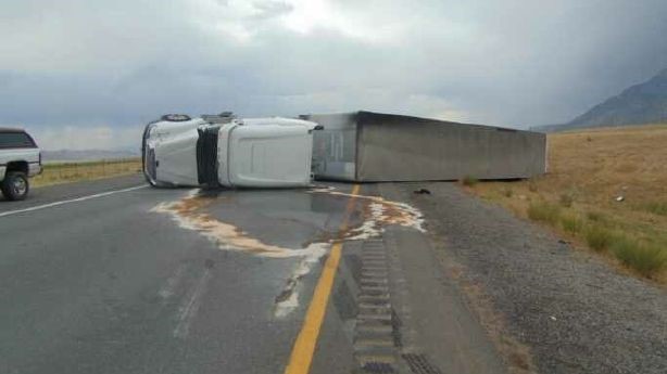 You are currently viewing High winds turn over truck, cut power