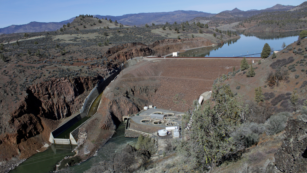 You are currently viewing Plan to demolish CA dam, restore salmon population, put on hold