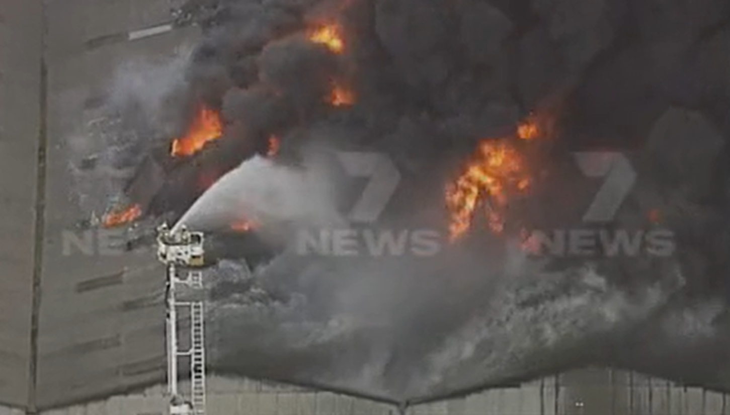 You are currently viewing Major blaze at factory in Melbourne billows black smoke