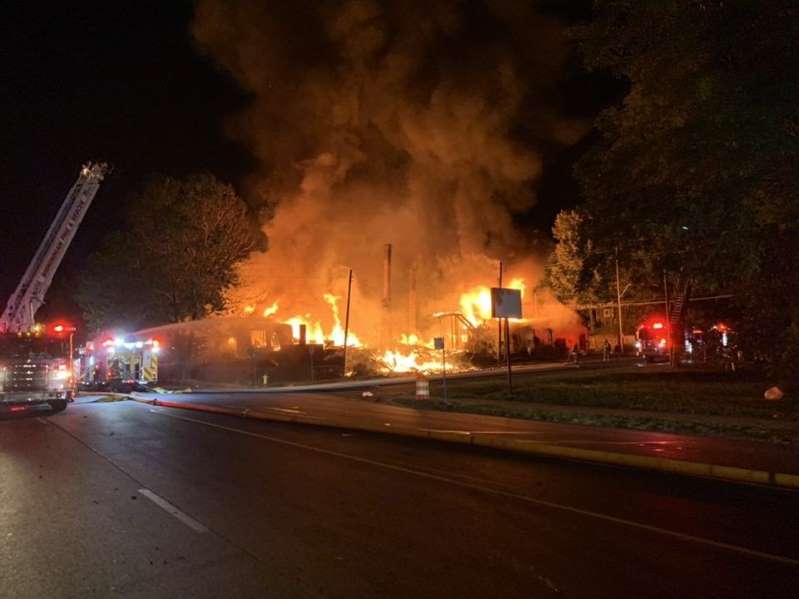 You are currently viewing Birmingham fire department fights huge several-structure blaze