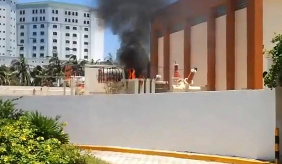 You are currently viewing CFE transformer station explodes in Cancun; hotels without power