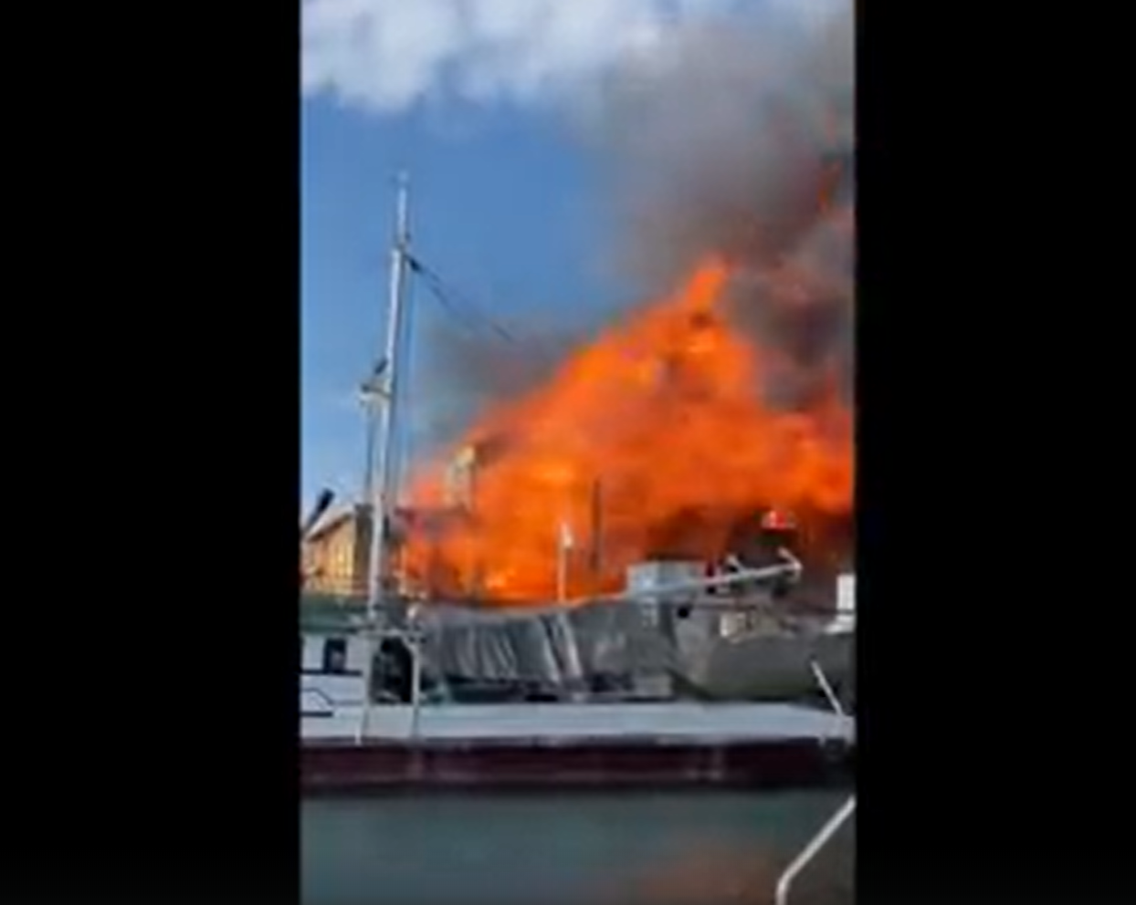 You are currently viewing Waterfront apartment complex destroyed by fire