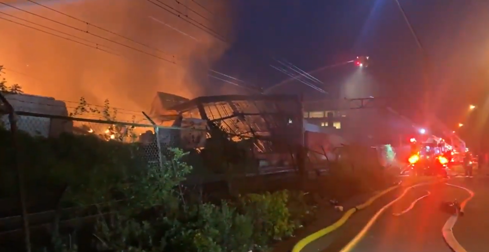 You are currently viewing Over 300 firefighters battle storage facility fire in Phildadelphia