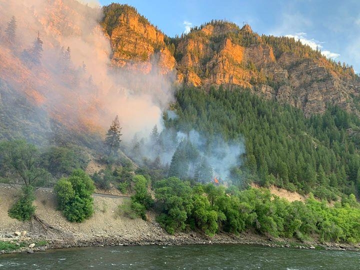 You are currently viewing Colorado Grizzly fire nearly 5,000 acres, forces railroad closure