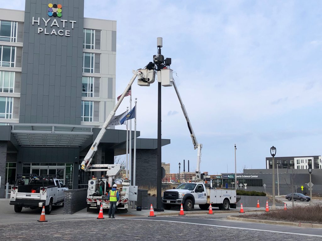 You are currently viewing Crews begin installing 5G infrastructure around Milwaukee