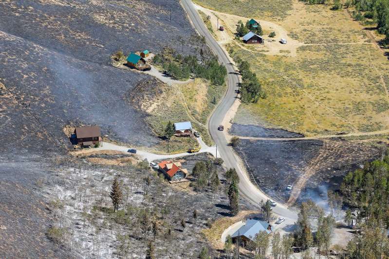 You are currently viewing Idaho wildfire grows to over 2,000 acres, shuts down highways