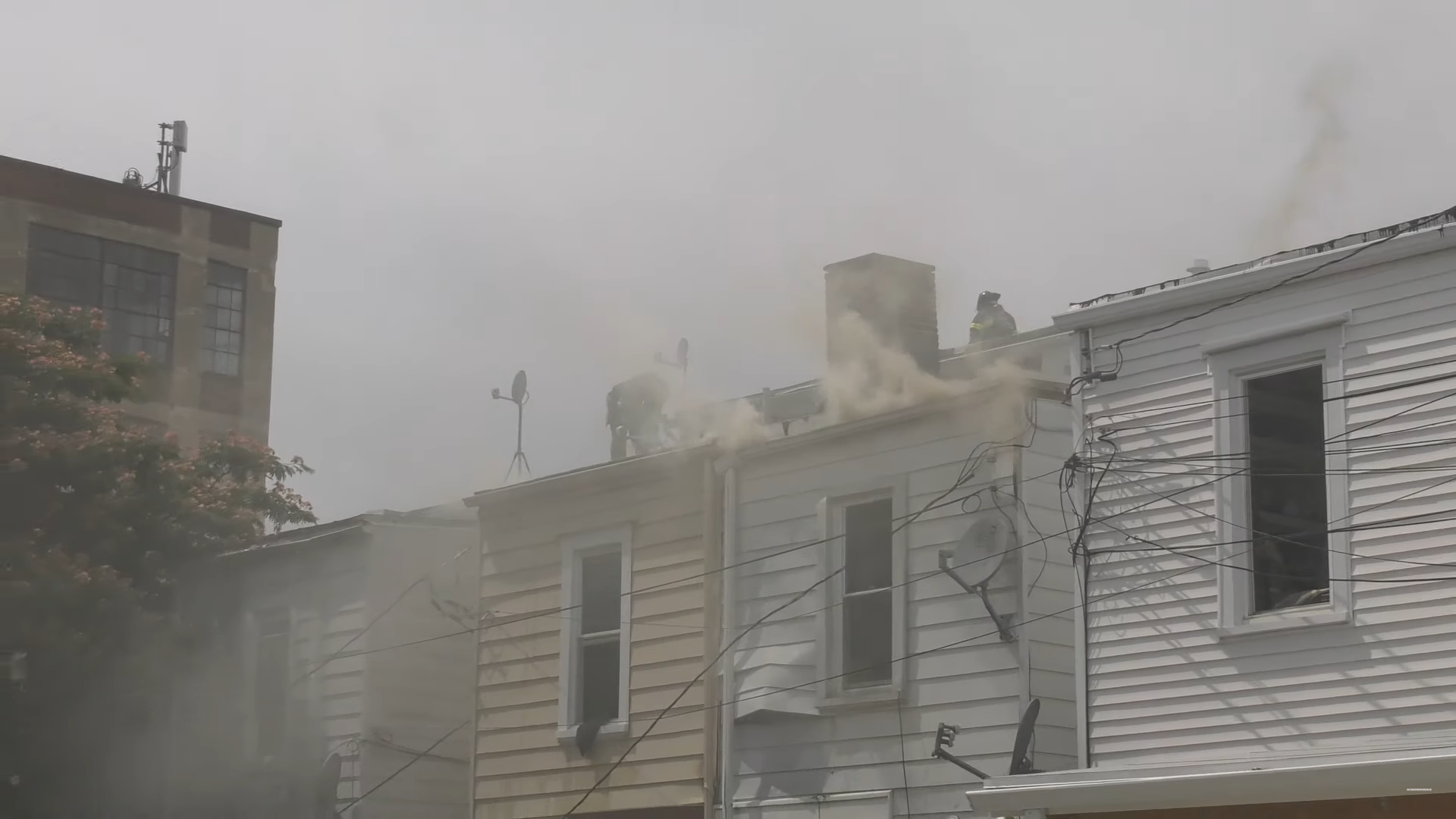 You are currently viewing Utility pole fall and sparks fire across roofs of seven rowhomes