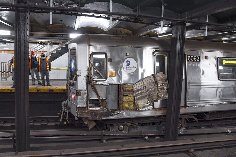 You are currently viewing Train derailment in Manhattan shuts down MTA for the day