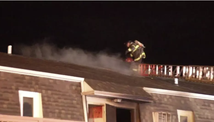 You are currently viewing Two alarm fire in Delaware forces a dozen from homes
