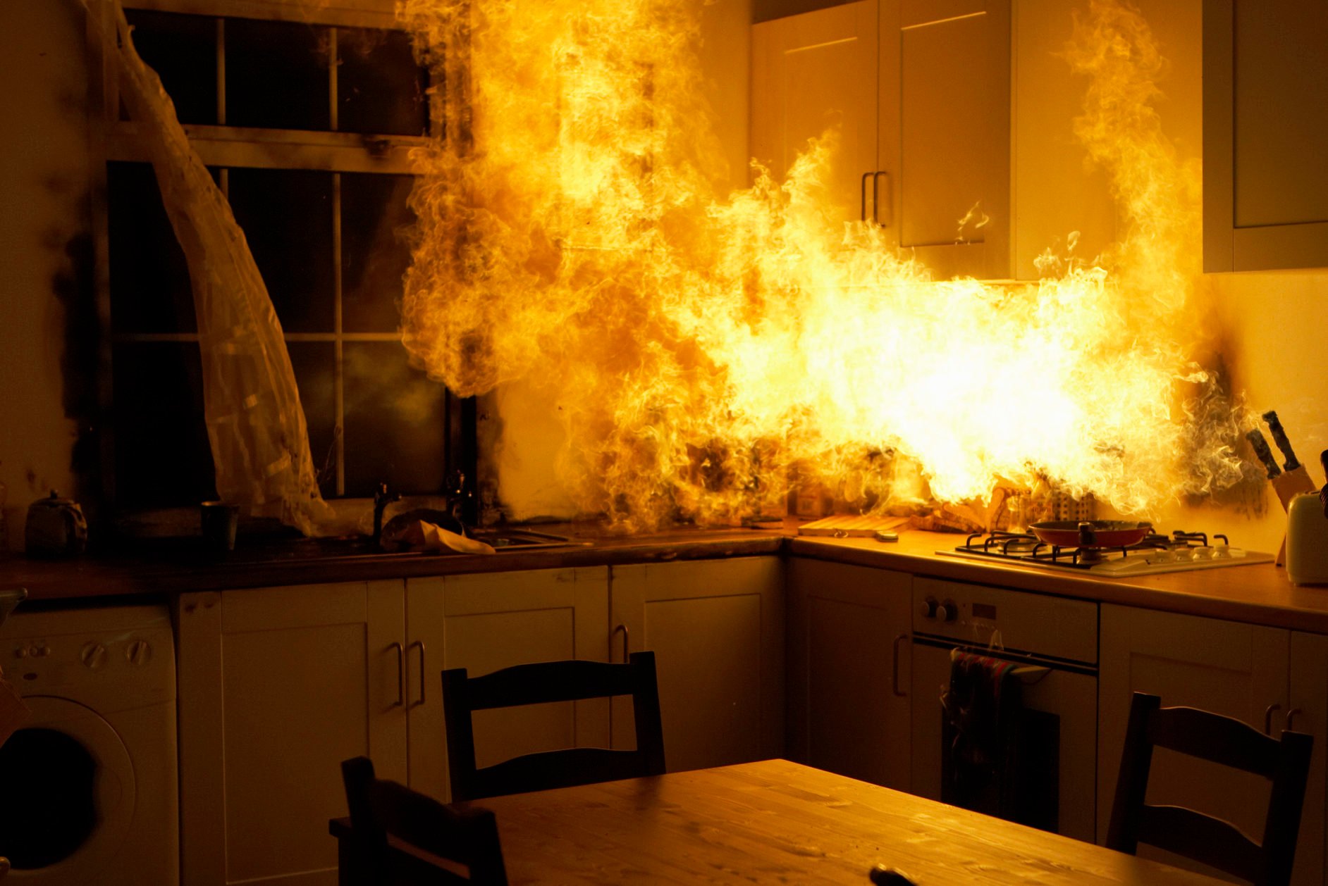 Горит новый дом. Горящая квартира. Пожар на кухне. Огонь в помещении. Пожар в квартире.