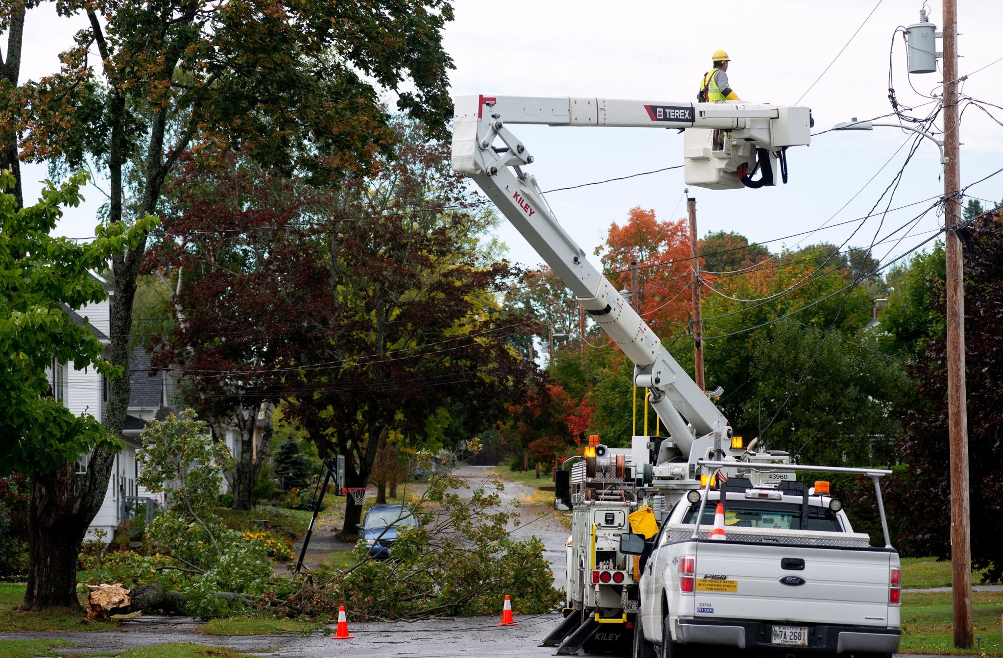 You are currently viewing Tens of thousands of Maine residents still without power after strong storms