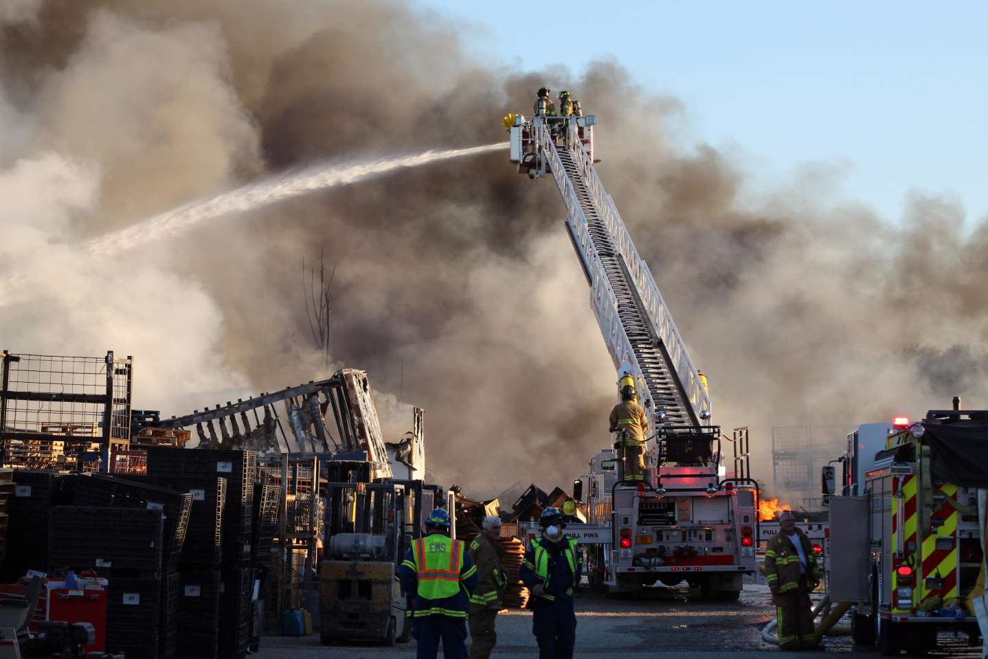 pallet fire in compton