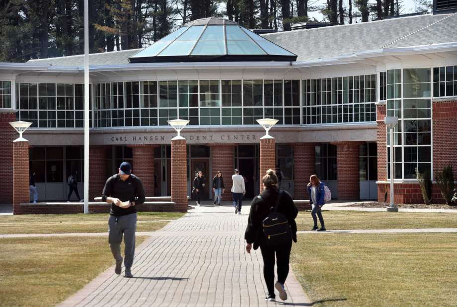You are currently viewing Students at Quinnapiac University return to classes after power outage